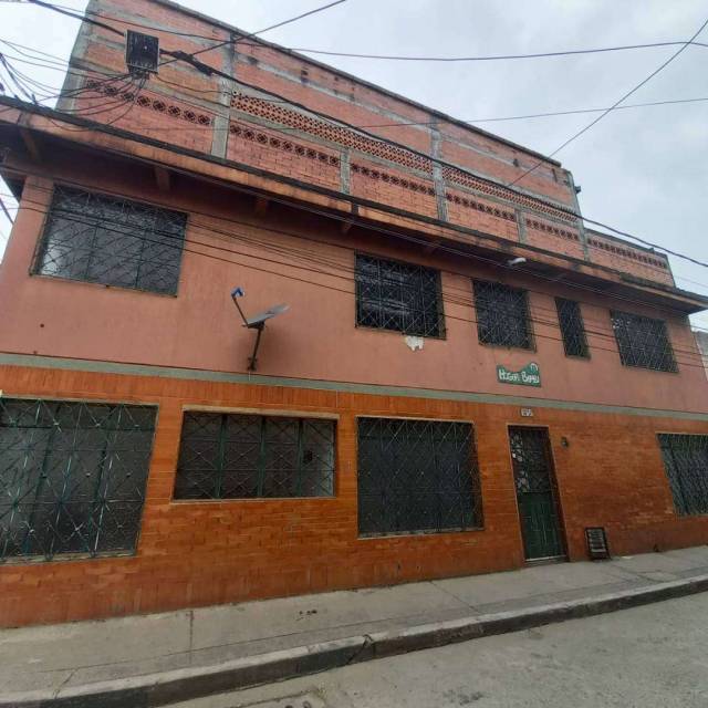 Casa esquinera de tres pisos, ubicada en el barrio El Vallado