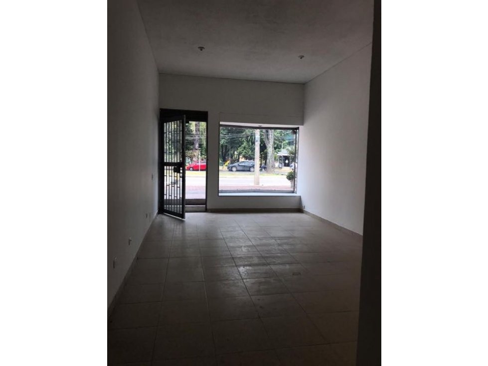 Arriendo local comercial 41 m2 en  chico 97, sobre vía principal