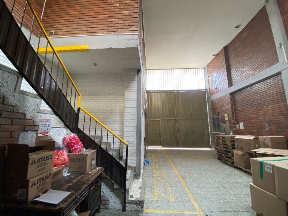 Arriendo / Vendo bodega 1290 metros en Montevideo