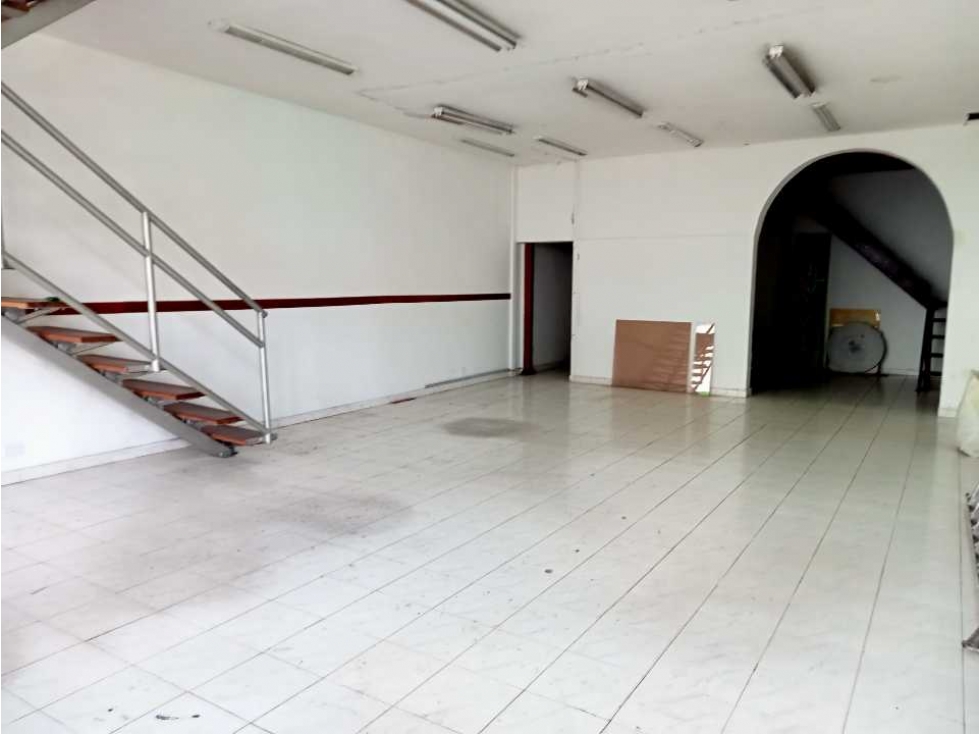 Se arrienda loca 140m² en Itagüi con excelente vitrina