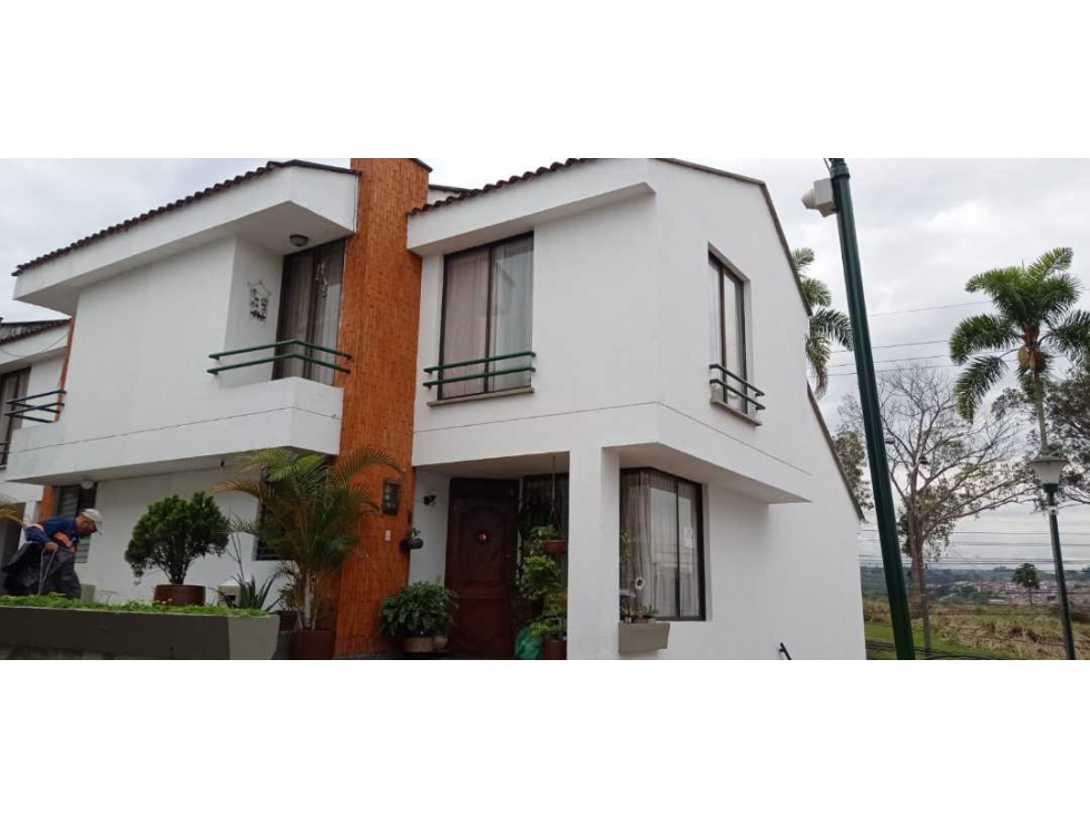 SE VENDE EXCELENTE CASA EN EL SECTOR AV SUE