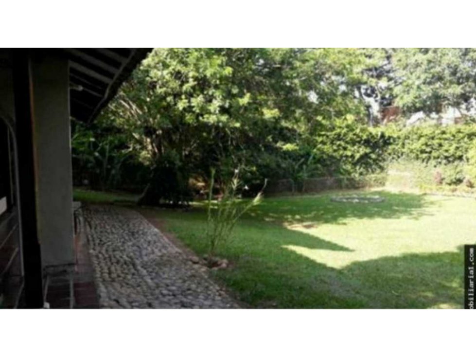 Vendo lote en el sur de cali barrio ciudad jardin vehicular 1510 m²