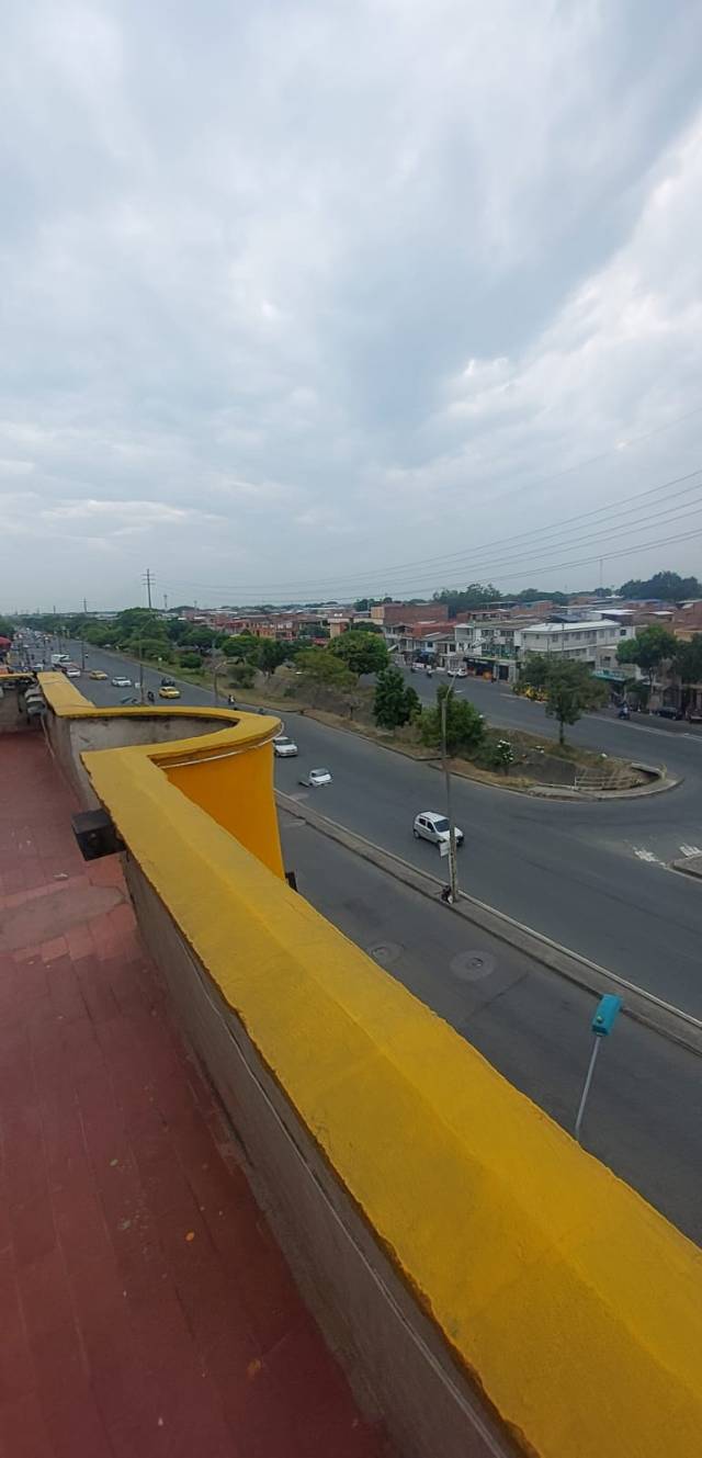 Motel En Funcionamiento Sobre Avenida Principal De La Ciudad De Cali